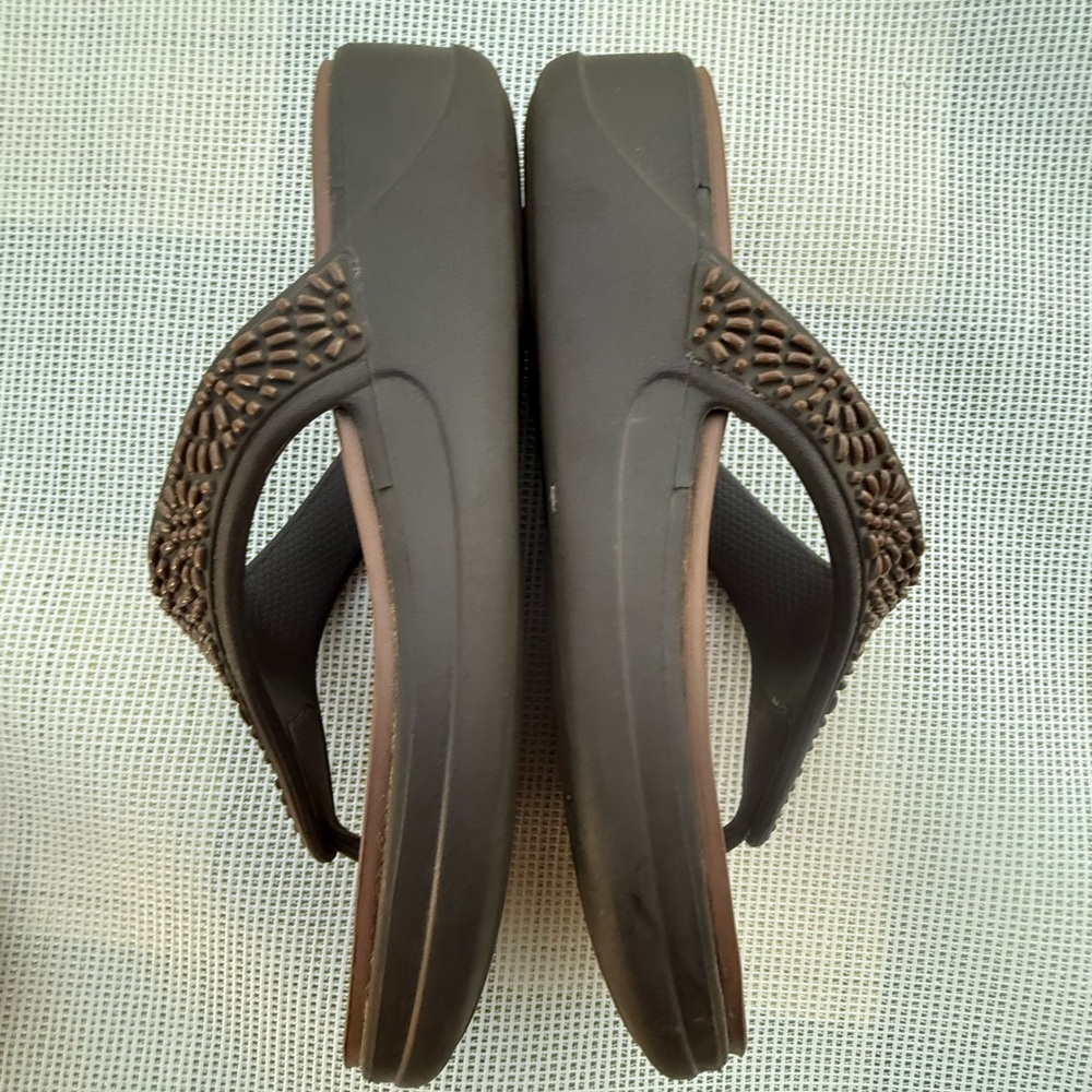 Crocs dual confort W7 Brown Embellished Women's Sandals - Picture 3 of 7